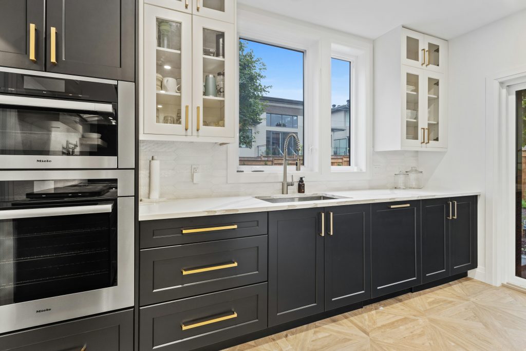 Contemporary elegance in the kitchen Black painted cupboards create a sleek and sophisticated atmosphere. The deep, lustrous finish adds a touch of modernity, while the seamless design exudes a sense of refined style. A bold choice that effortlessly elevates the overall aesthetic, making a statement in the heart of the home."