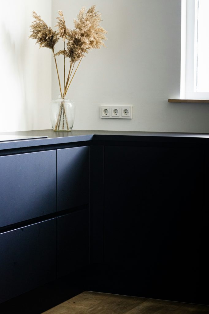 Contemporary elegance in the kitchen: Black painted cupboards create a sleek and sophisticated atmosphere. The deep, lustrous finish adds a touch of modernity, while the seamless design exudes a sense of refined style. A bold choice that effortlessly elevates the overall aesthetic, making a statement in the heart of the home."